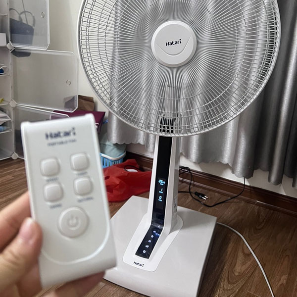 Điều khiển cảm ứng và remote tiện lợi ( ảnh thực tế)
