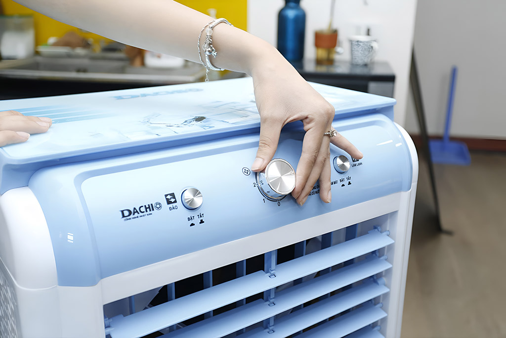 Điều khiển quạt hơi nước Dachio HA-40A rất dễ dàng